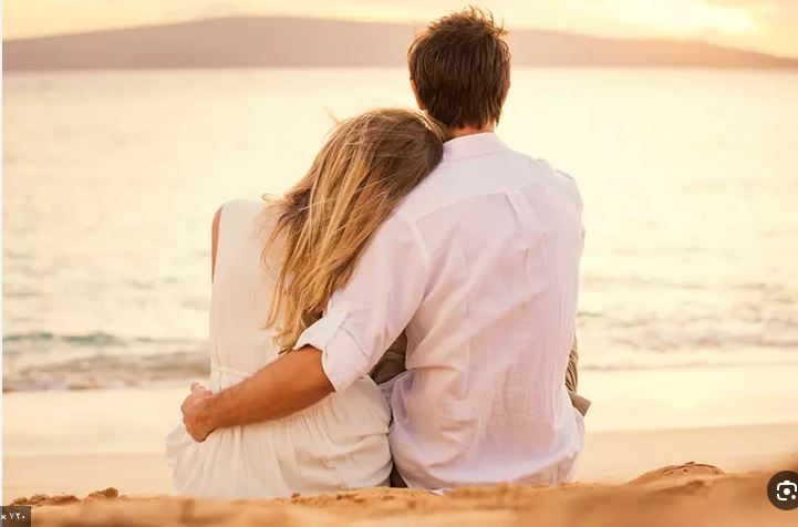 بهترین ژست‌های عکاسی کنار دریا: ثبت لحظات زیبا و خاطره‌انگیز